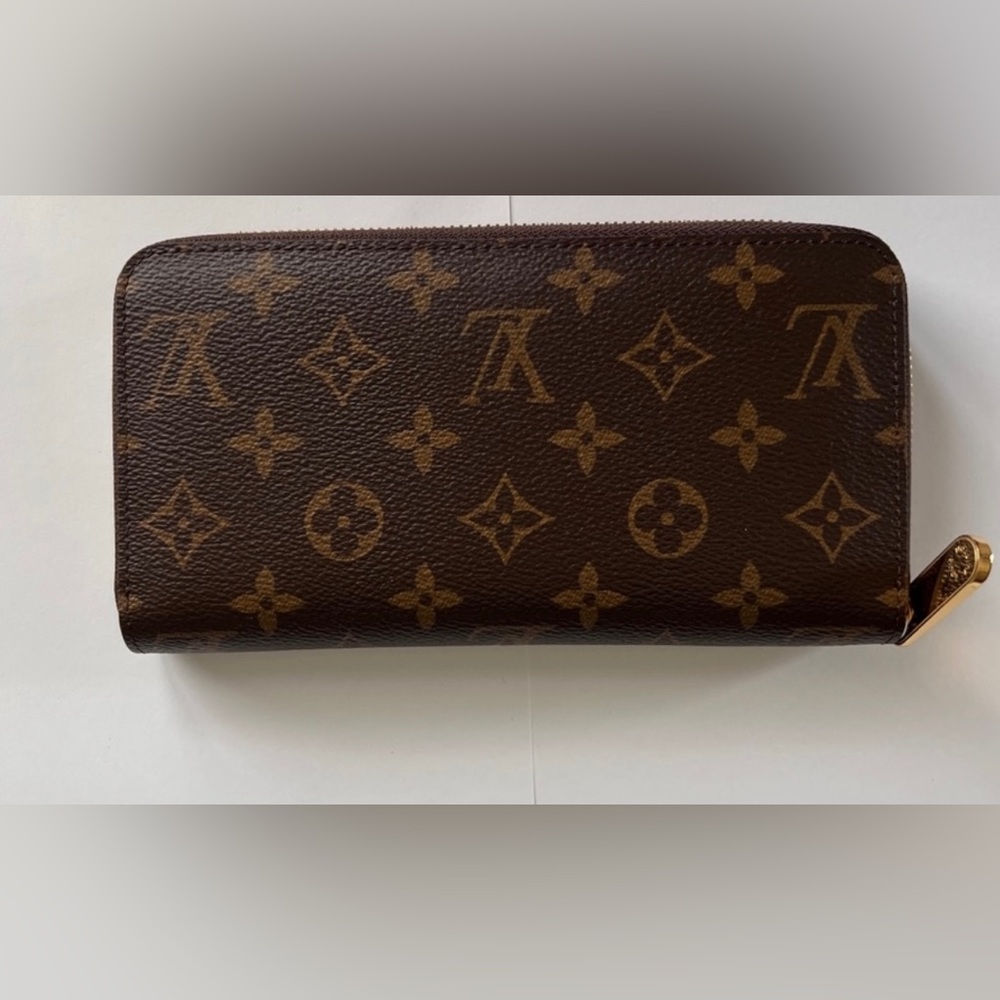 Louis Vuitton zippy wallet